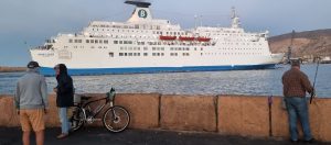 El ferri Moby Zazá, entra en el Puerto de Almería
