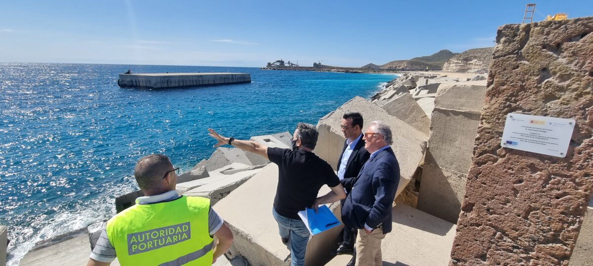El presidente de la APA, en una reciente visita al Puerto de Carboneras, con el duque de alba al fondo