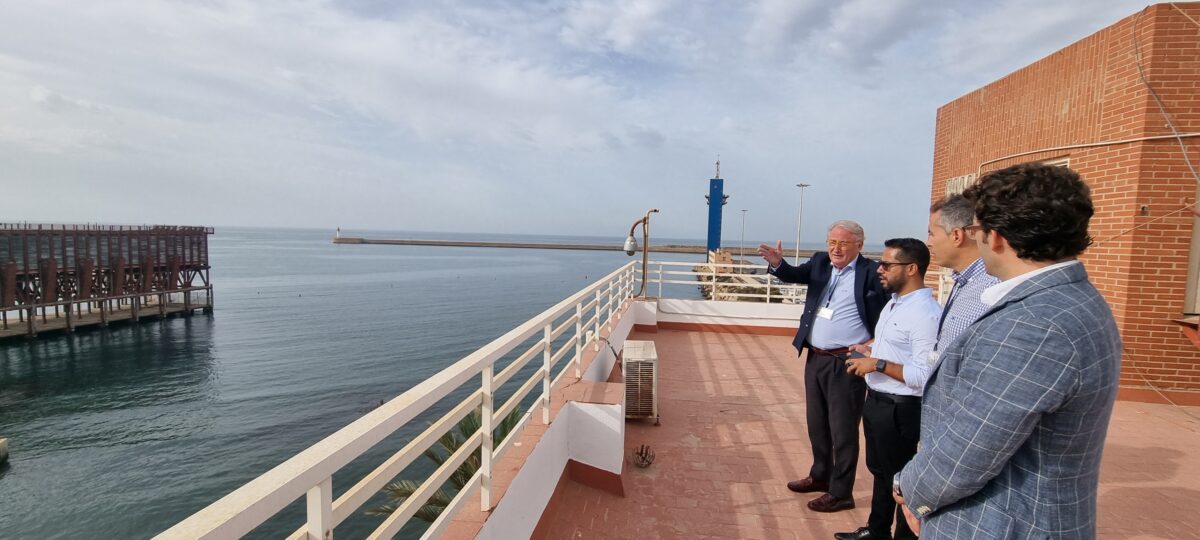 El presidente de la APA muestra al directivo de A&K el Puerto de Almería