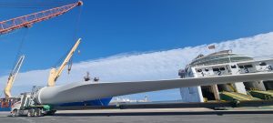 Embarque de palas eólicas para Alemania, en el Puerto de Almería