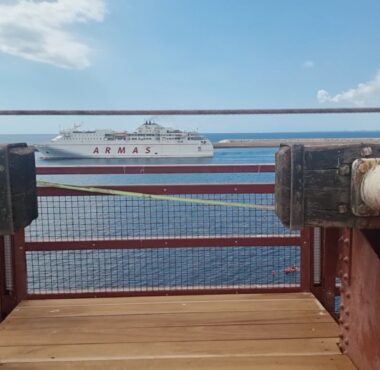 Vista de un barco en la bocana del Puerto, visto desde el Cable Inglés