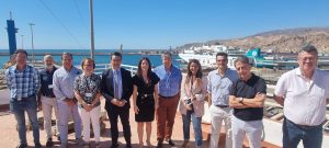 Rosario Soto, presidenta de la Autoridad Portuaria, con el equipo directivo de la APA