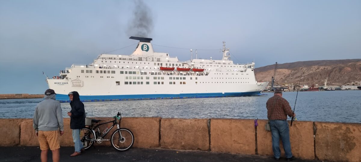 El ferri Moby Zazá entra en el Puerto de Almería, procedente de Nador