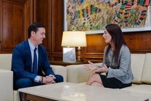 La presidenta de la APA, con el presidente de la Diputación Provincial de Almería