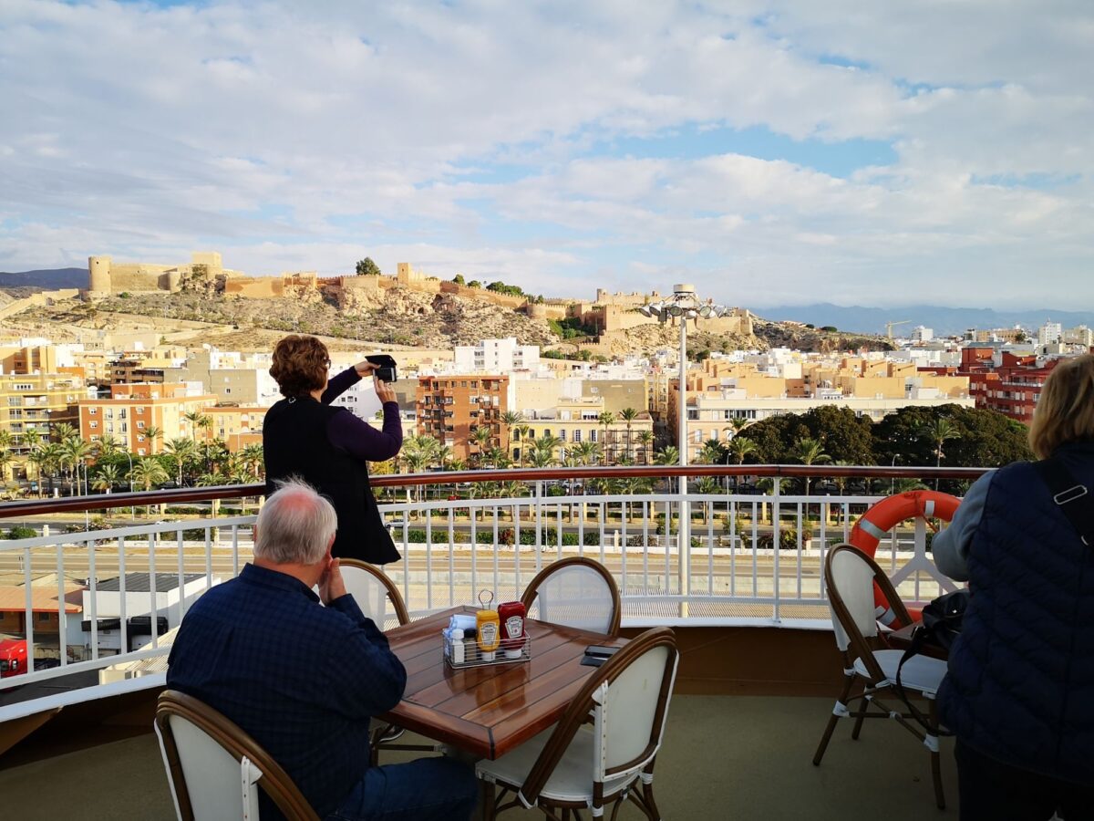 Unos turistas contemplan la Alcazaba desde su crucero