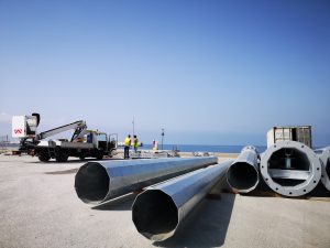 Componentes de farolas, enel Muelle de Pechina del Puerto de Almería