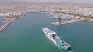 Un ferri entra en el Puerto de Almería