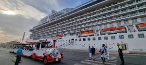 Pasajeros del crucero Riviera se suben al tren turístico para recorrer Almería