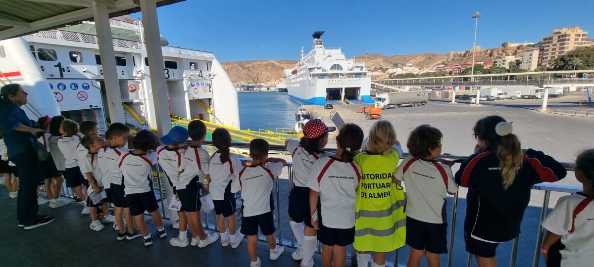 Alumnos del colegio Sek Alborán, de El Ejido, conocen el Puerto de Almería