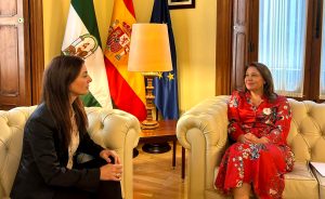 La consejera Carmen Crespo y la presidenta de la APA, durante la reunión celebrada hoy
