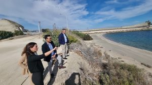 La presidenta de la APA en su visita al Puerto de Carboneras