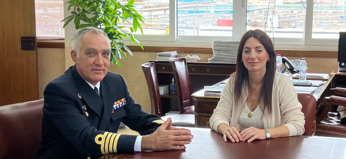 La presidenta de la APA y el comandante naval, en su primer encuentro.