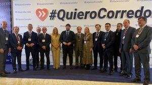 El director de la APA, el presidente de la Región de Murcia, la consejera de Fomento de Andalucía y representantes empresariales andaluces, en el Encuentro QuieroCorredor