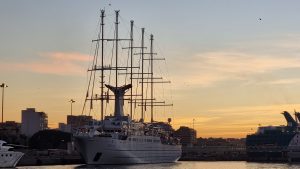 Vista del crucero 'Wind Surf', en el Puerto de Almería