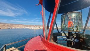 Destello del Faro Rojo, en el Puerto de Almería, este mediodía