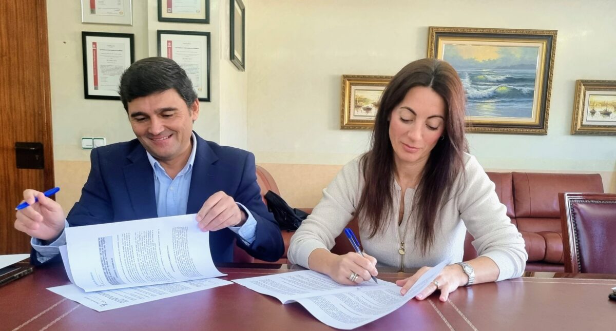 La presidenta de la APA y el gerente de la UTE GrupoCopsa-Grupo Parra firman el contrato de las obras