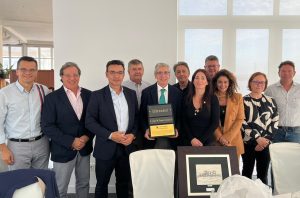 Juan Manuel Reyes, junto con el equipo directivo de la APA