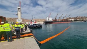 Un momento del curso práctico de lucha contra la contaminación marina, en el Puerto de Almería.