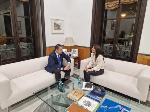 El consejero de Presidencia, Antonio Sanz, y la presidenta de la APA, Rosario Soto