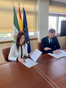 La presidenta de la APA, María del Rosario Soto, y el presidente de Sasemar, Benito Núñez