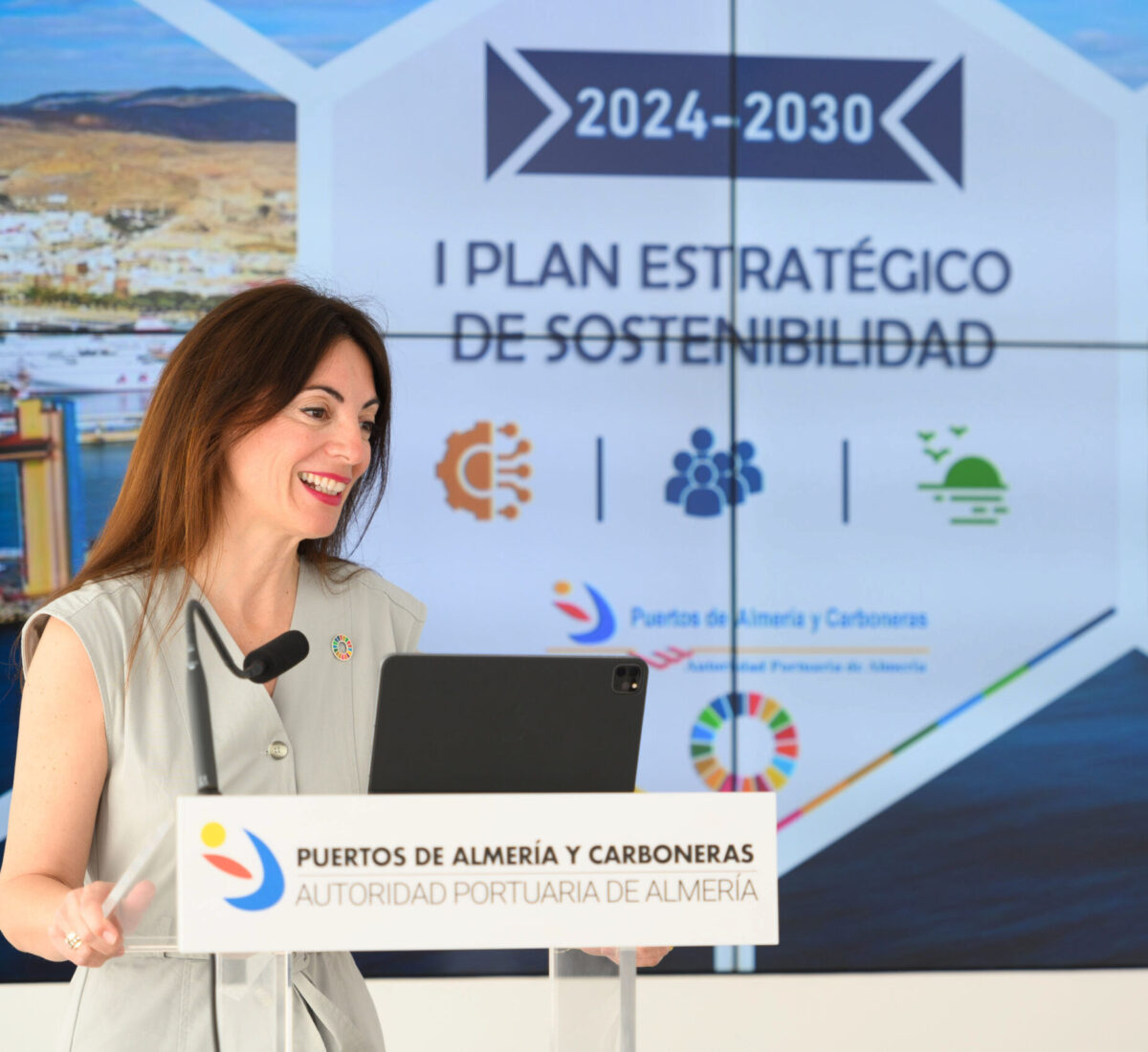 La presidenta de la APA, Rosario Soto, presentando el I Plan Estratégico de Sostenibilidad de la Autoridad Portuaria de Almería 2024-2030
