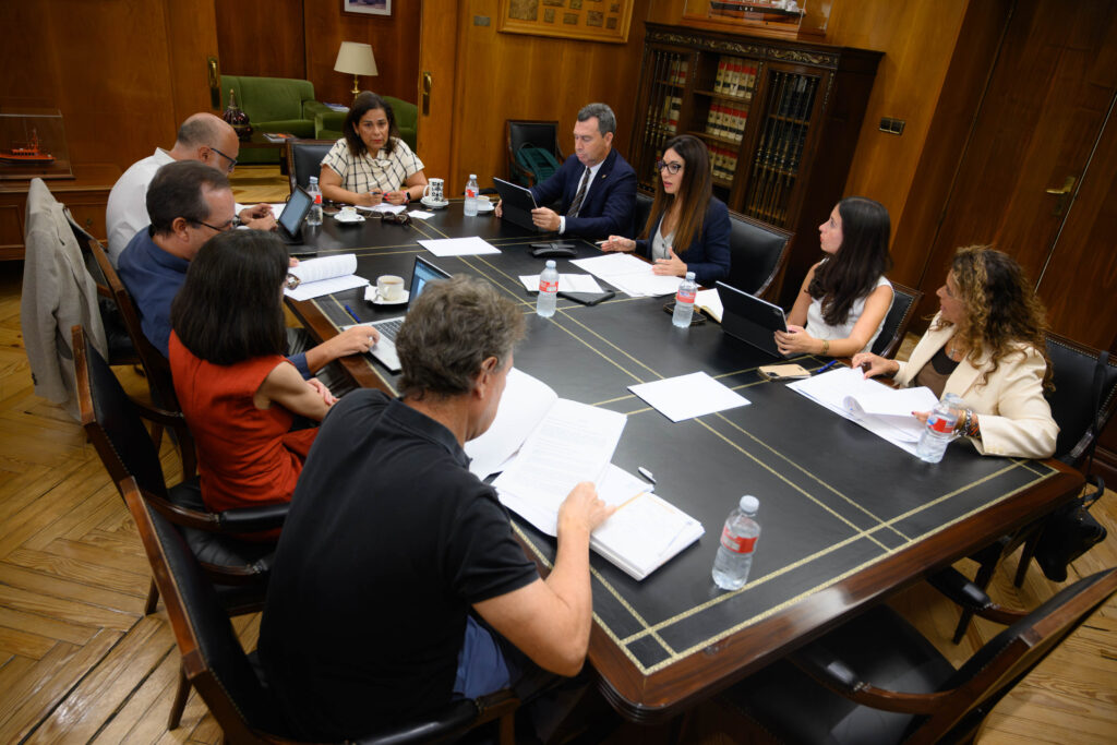 La presidenta de la APA, Rosario Soto, mantiene una reunión con el presidente de Puertos del Estado, Gustavo Santana, y la directora general de Marina Mercante, Ana Núñez