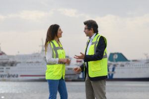 La presidenta de la Autoridad Portuaria de Almería, Rosario Soto, junto al subdirector de Estrategia y Desarrollo de Negocio de Puertos del Estado en el Puerto de Almería.