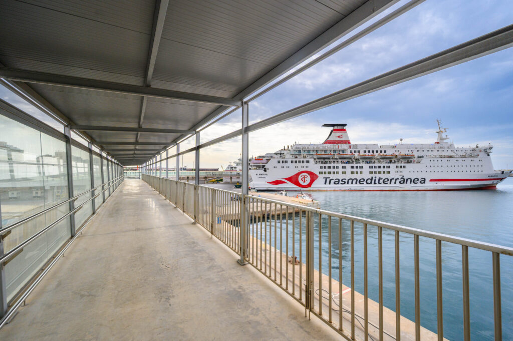 Nueva pasarela 6 en el Muelle Ribera II del Puerto de Almería, instalada en 2025, y que da servicio a ferris y cruceros